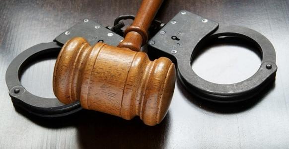 女子餐厅劝邻桌勿吸烟，反被泼不明液体!涉事门店被罚5万，当事人回应